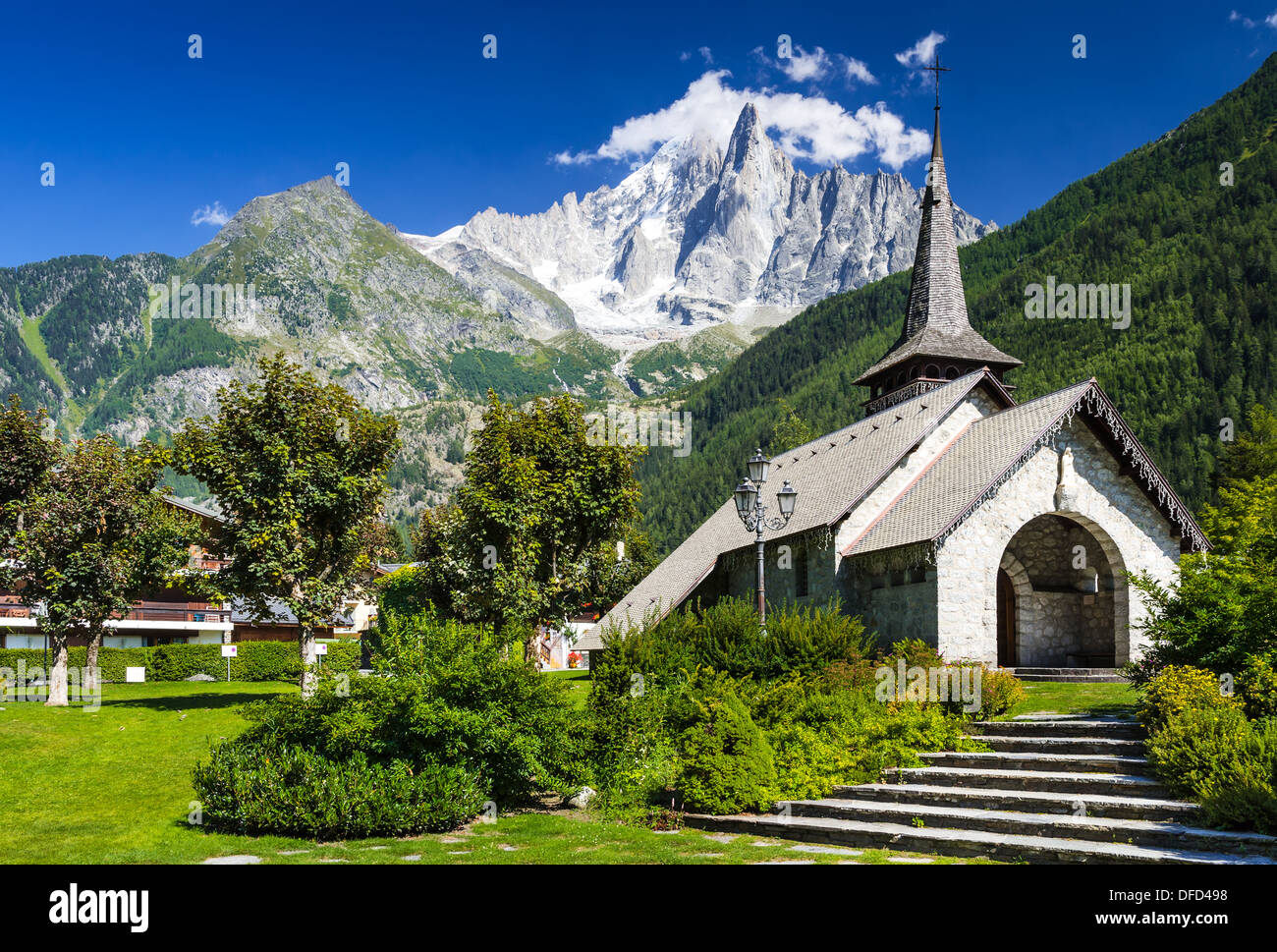 Les Praz de Chamonix mittelalterliche Kirche und Aiguille Dru Berg Alpen Stockfoto