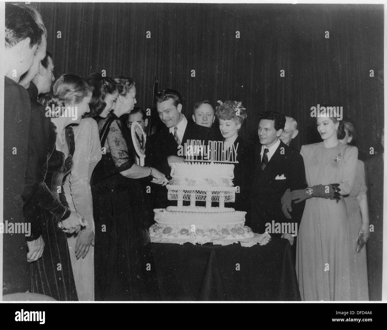 Dieses Foto zeigt Eleanor Roosevelt mit prominenten Persönlichkeiten wie Red Skelton, William Douglas, Lucille Ball und John Garfield. Das Bild zeigt eine Zusammenkunft einflussreicher Persönlichkeiten aus Politik und Unterhaltung. Stockfoto