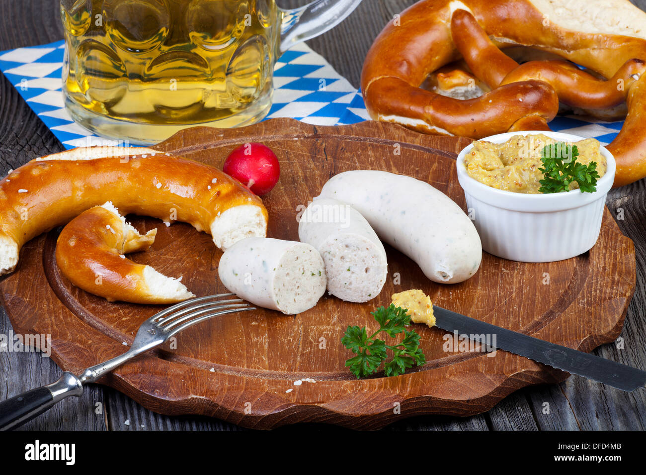 Weißwurst mit brezel pappteller -Fotos und -Bildmaterial in hoher ...