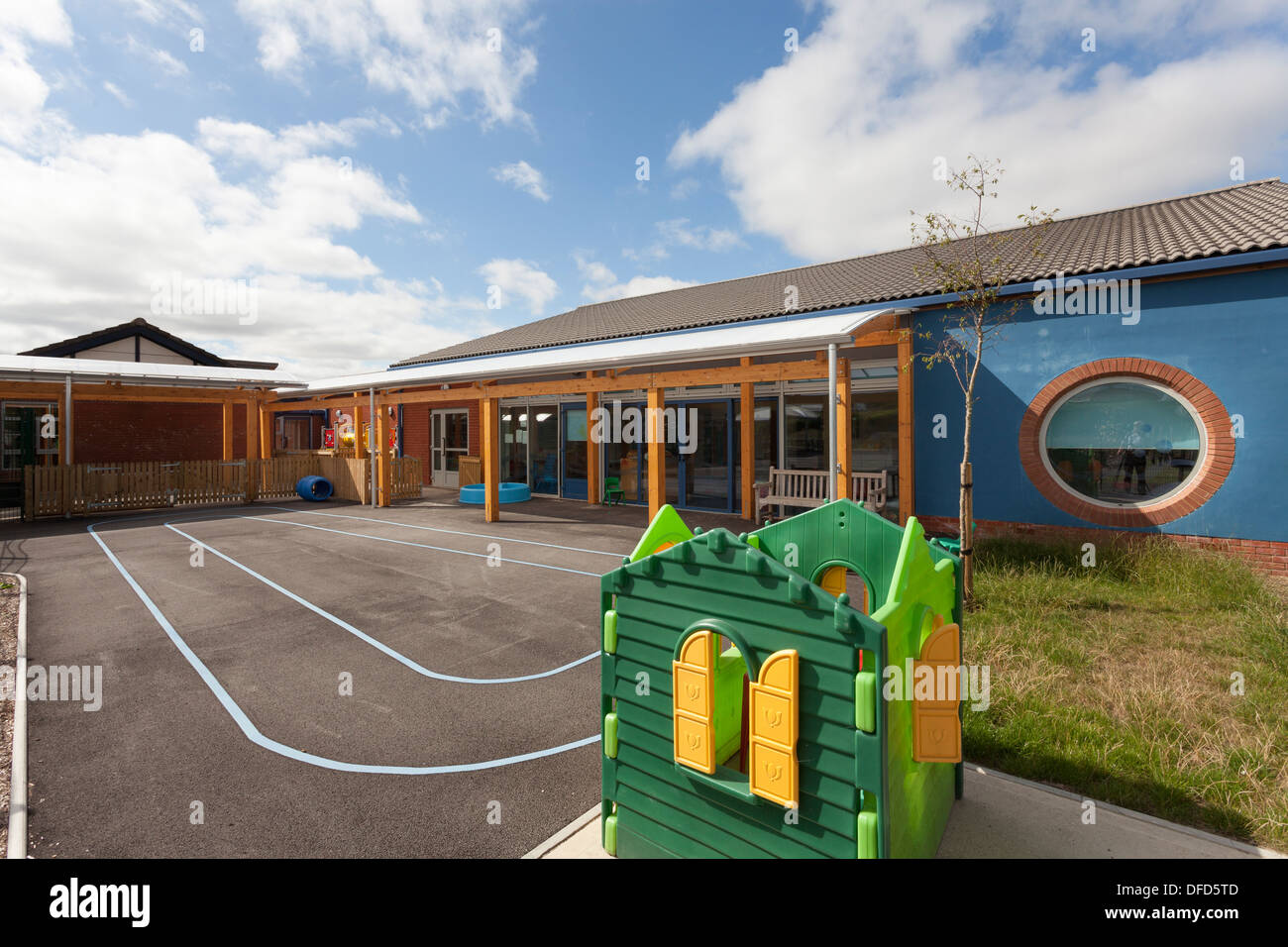 Spielhaus und Spielplatz in der Schule Stockfoto