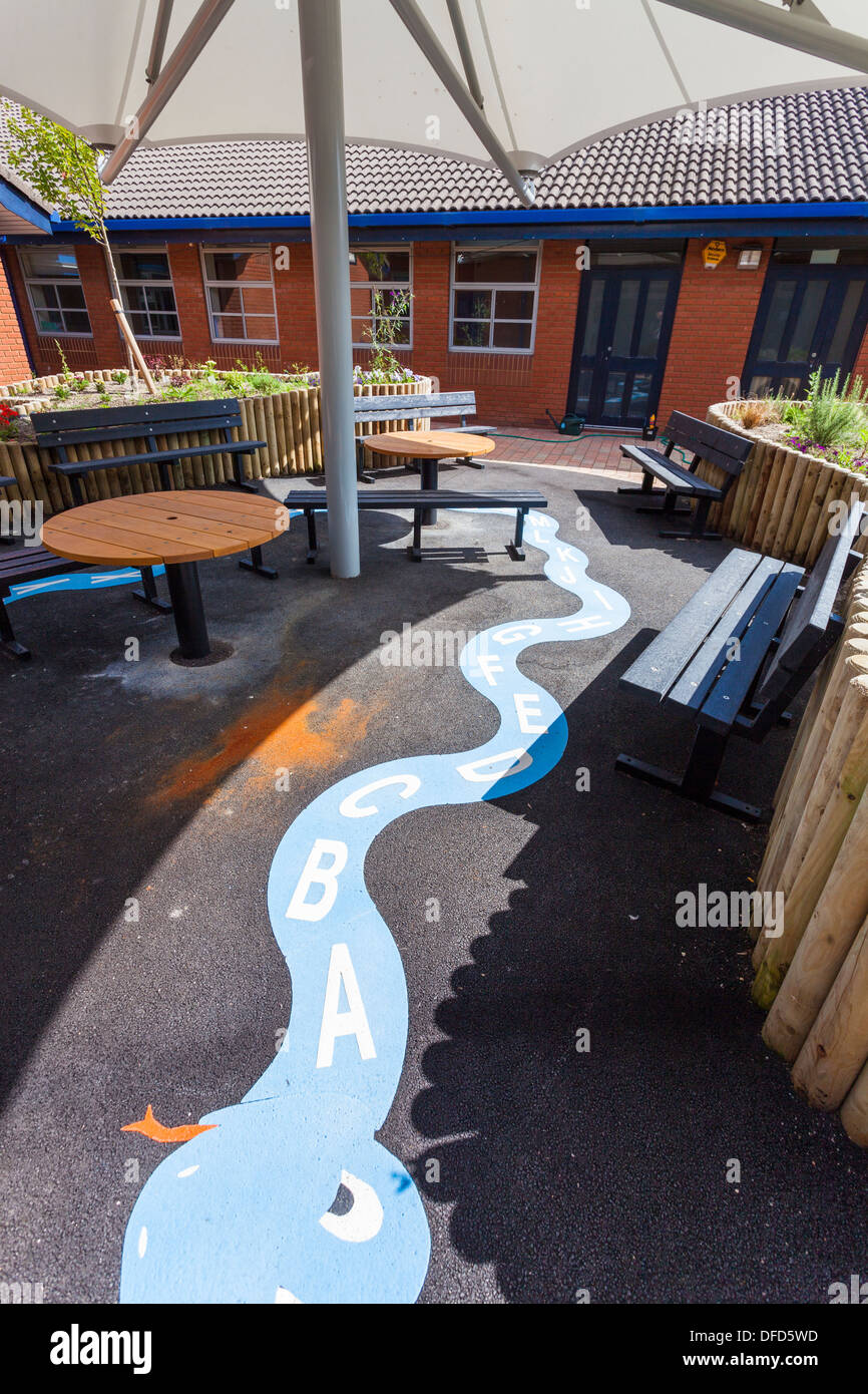 Alphabet-Schlange im Schulhof Stockfoto