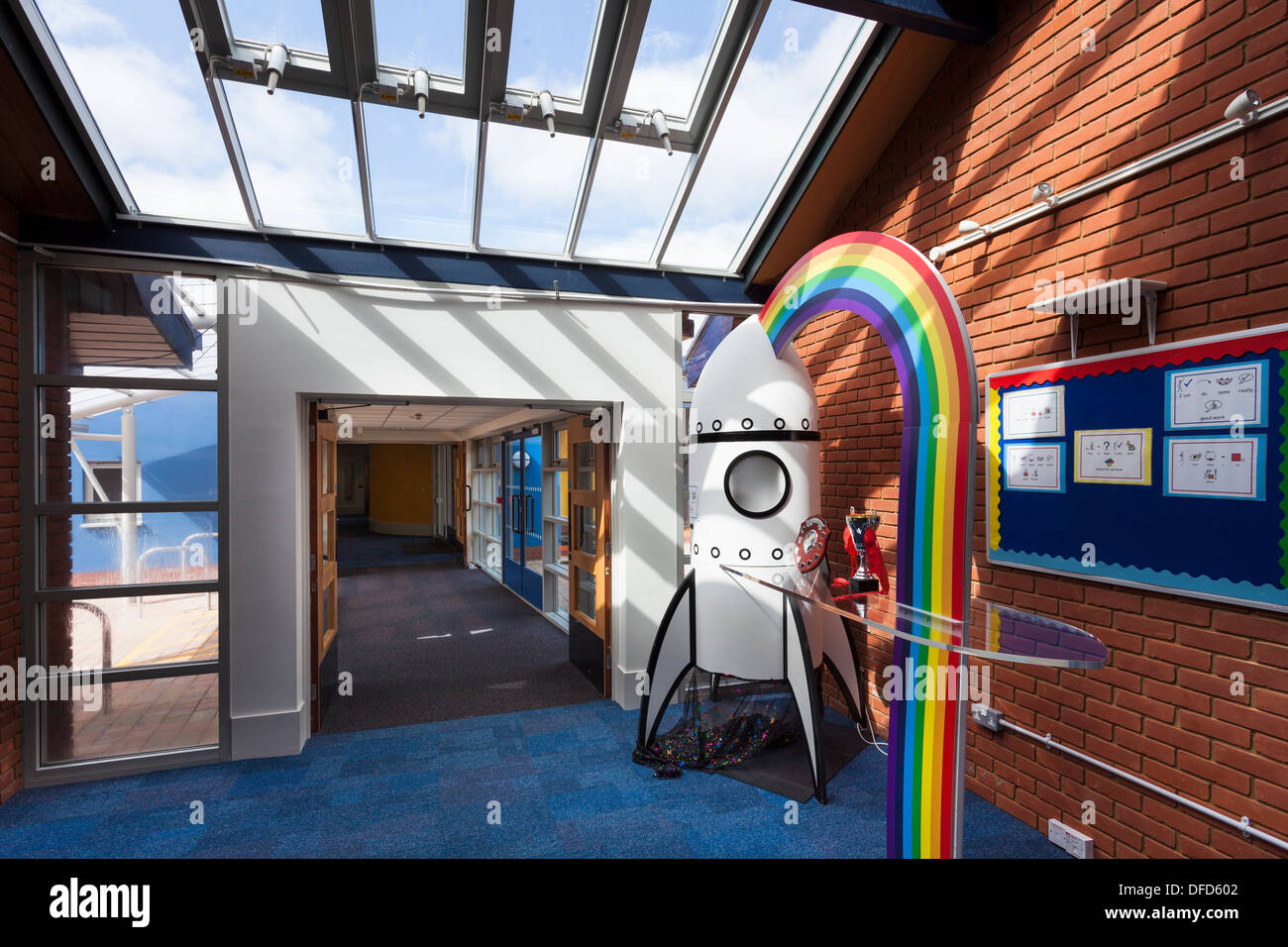 bunte Eingang zu speziellen braucht Einheit von Exeter House School Stockfoto