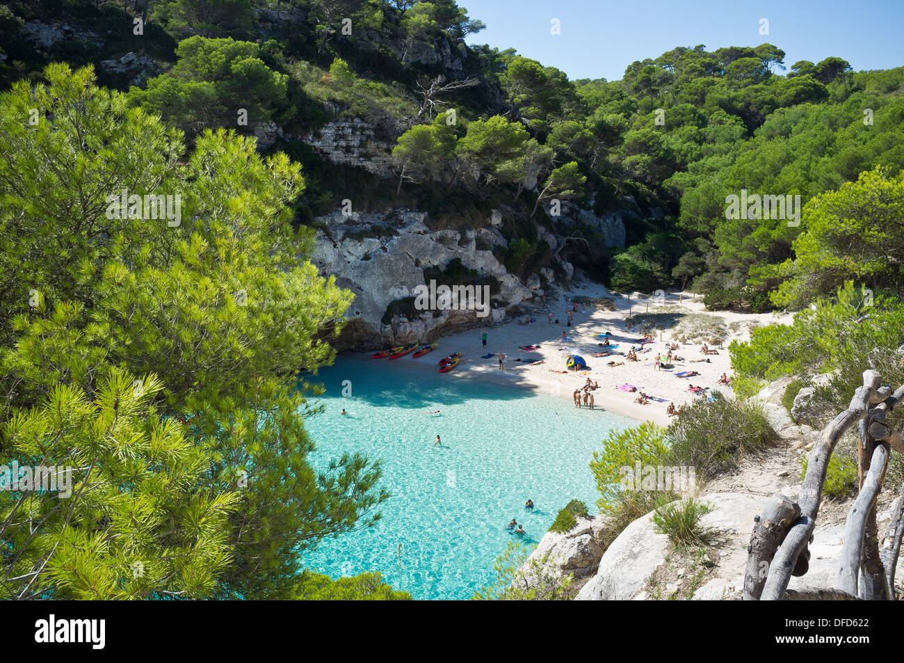 Charmante, wunderschöne kleine Bucht, schöne feine Sand, sauberen türkisfarbenen Kristallwasser, Blick auf das Meer von dem Hügel rund um die Bucht Stockfoto