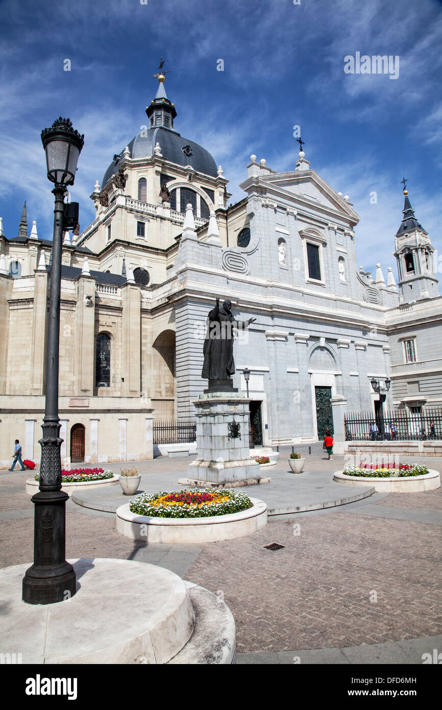 Statue von Papst Johannes Paul II durch Juan de Ávalos at Madrid Kathedrale, Spanien. Stockfoto