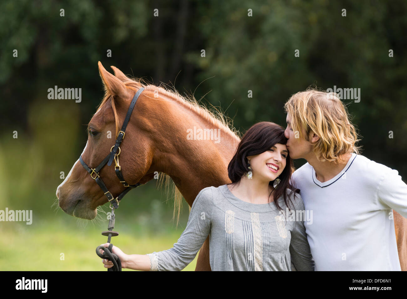 Flirten mit Pferd im Hintergrund, paar Stellenbosch Region, Cape Town, Western Cape, Südafrika Stockfoto