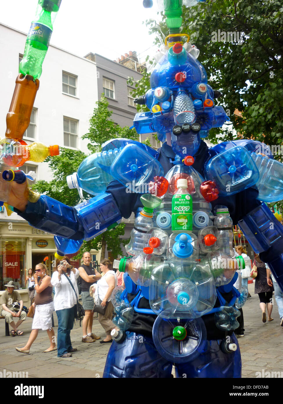 Ein Mann in einem Kostüm komplett aus recycelten Plastikflaschen hergestellt. Covent Garden, London Stockfoto