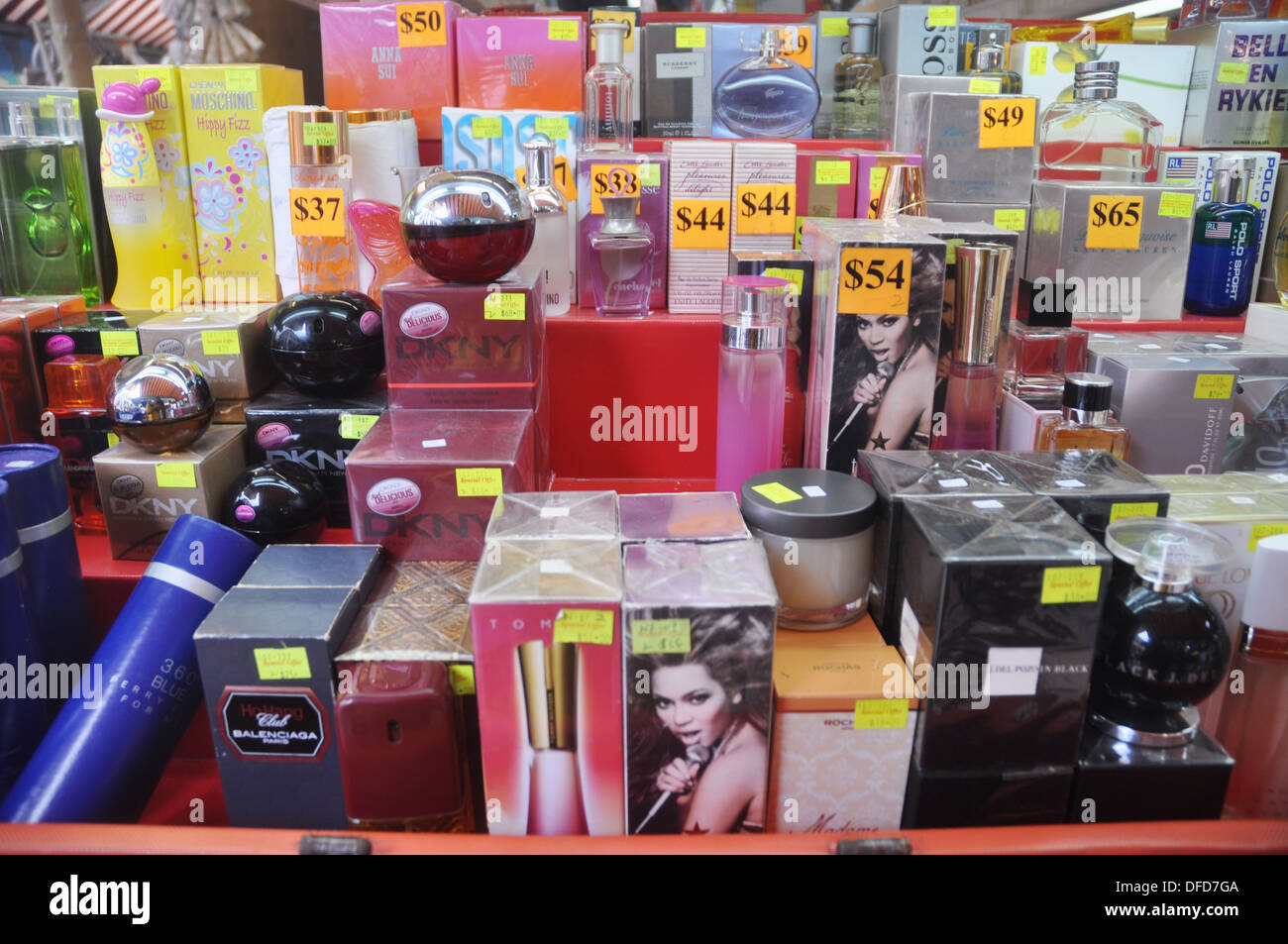 Singapur: gefälschte Parfums verkauft auf einem Stall in Chinatown Stockfoto