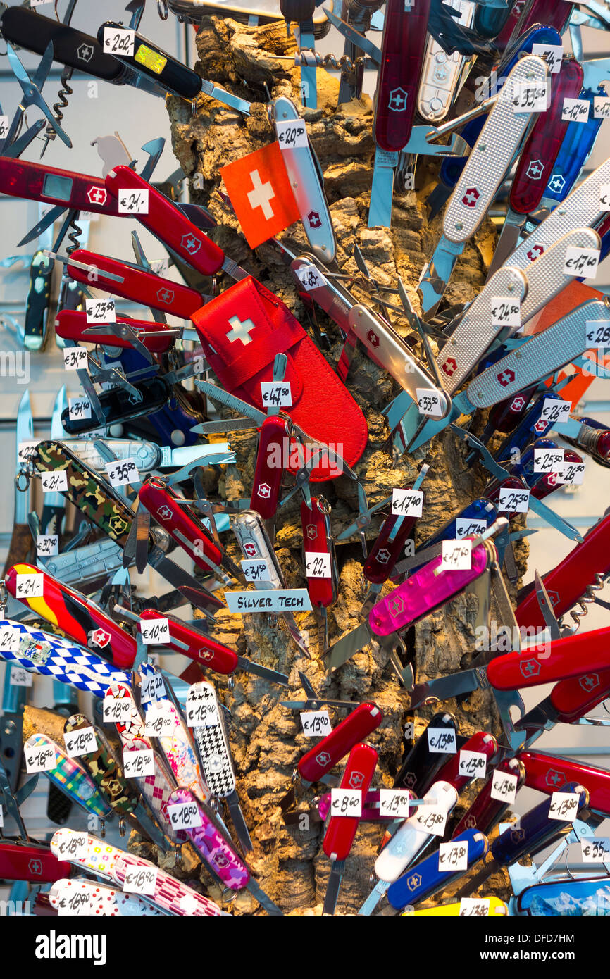 Victorinox Original Schweizer Taschenmesser in vielen Farben auf dem Display in einem deutschen Schaufenster. Stockfoto