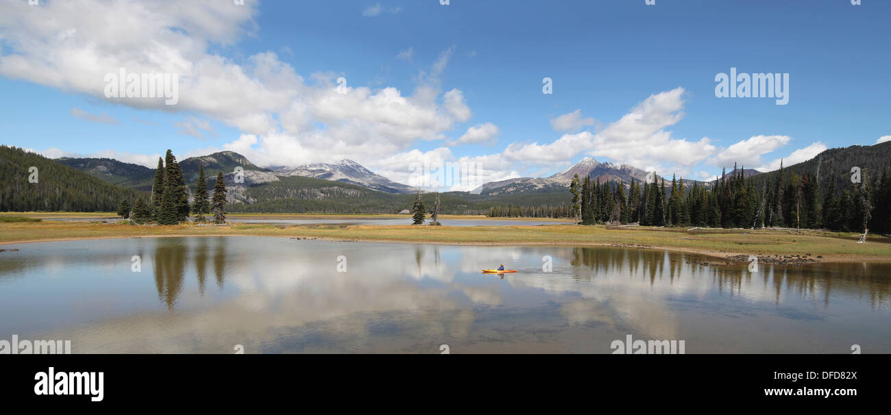Sparks Lake in Deschutes National Forest Oregon mit drei Schwestern Bergen und Wasser Reflexion Panorama Stockfoto