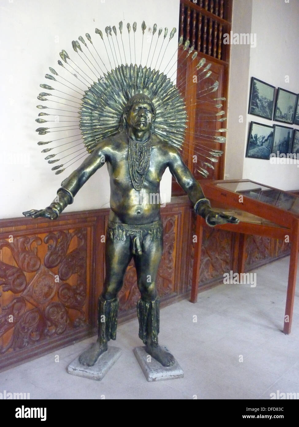 Museo Municipal in Iquitos, Loreto, Peru, die Statuen beherbergt und Ausstellungen über die indigenen Stämme Amazoniens. Stockfoto