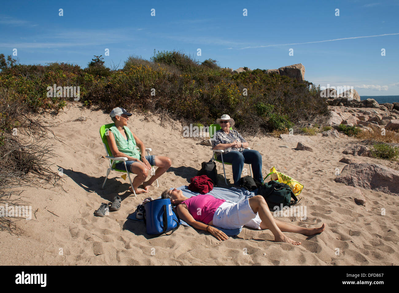 Im Spätsommer entspannen Sie sich drei Frauen im Hammonasset Beach State Park, Madison Connecticut. Stockfoto