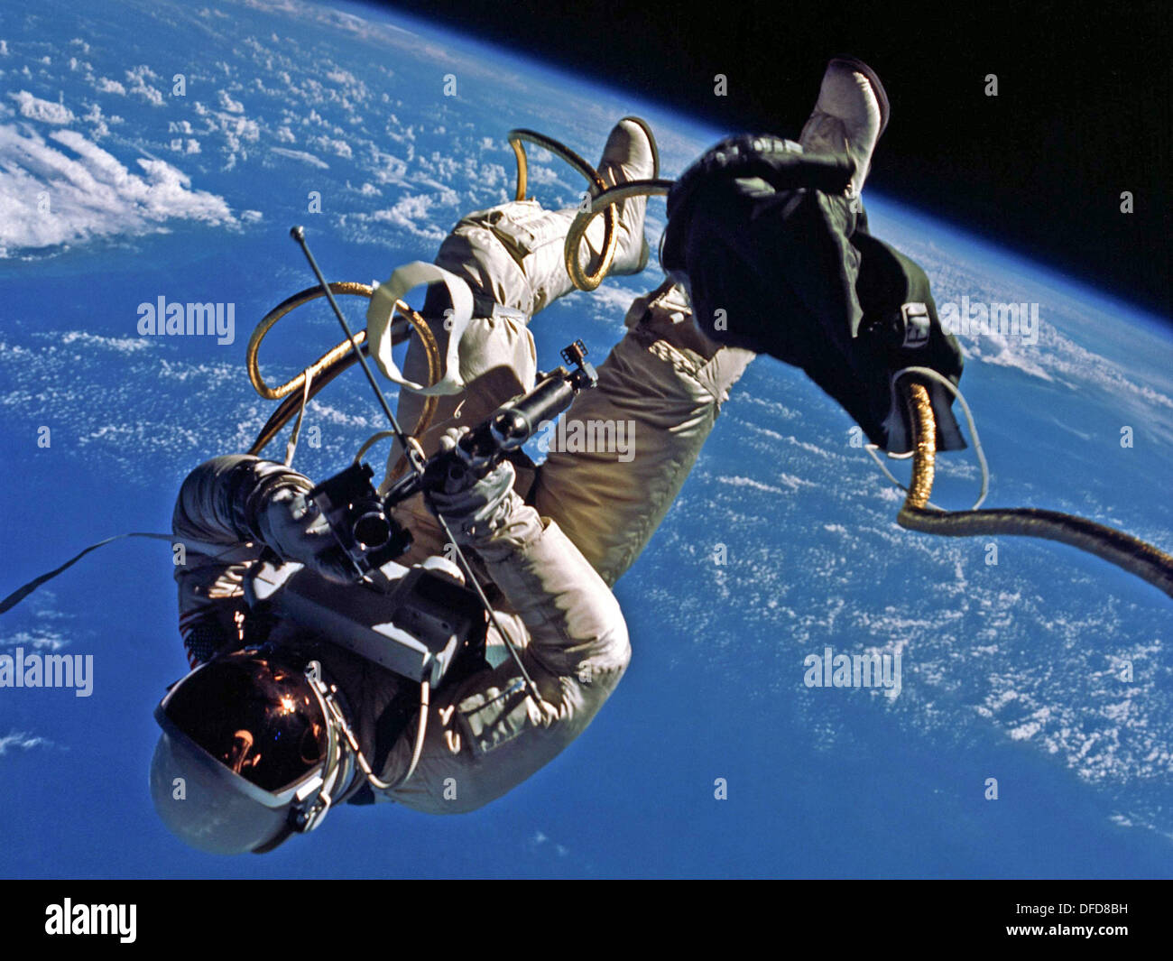 Astronaut Ed White durchgeführt den ersten amerikanischen Weltraumspaziergang während der Mission Gemini 4 am 3. Juni 1965. Stockfoto