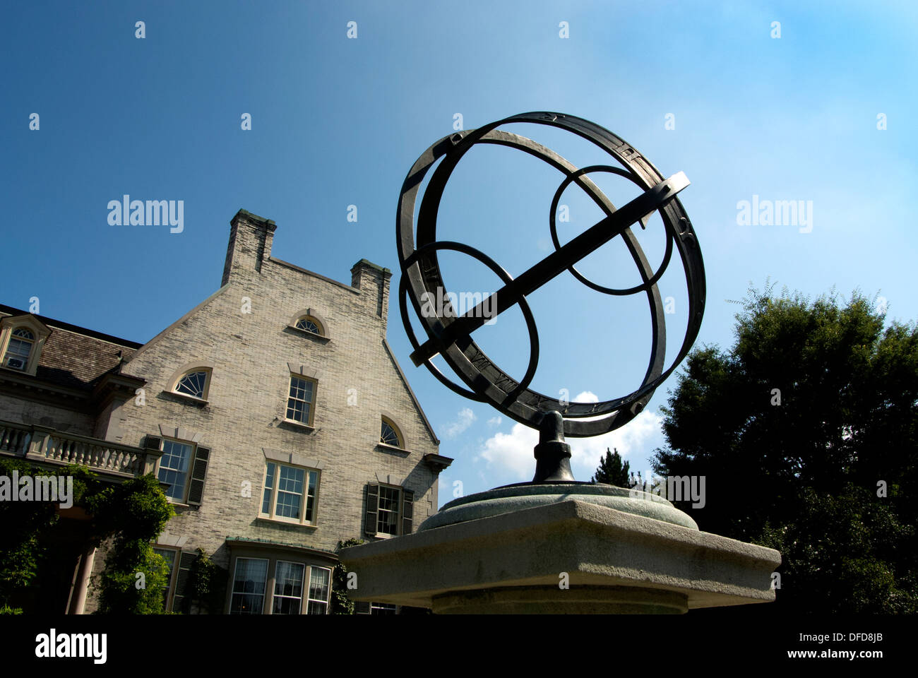 Armillary Bereichen Globus im Garten, George Eastman House of Photography. Stockfoto