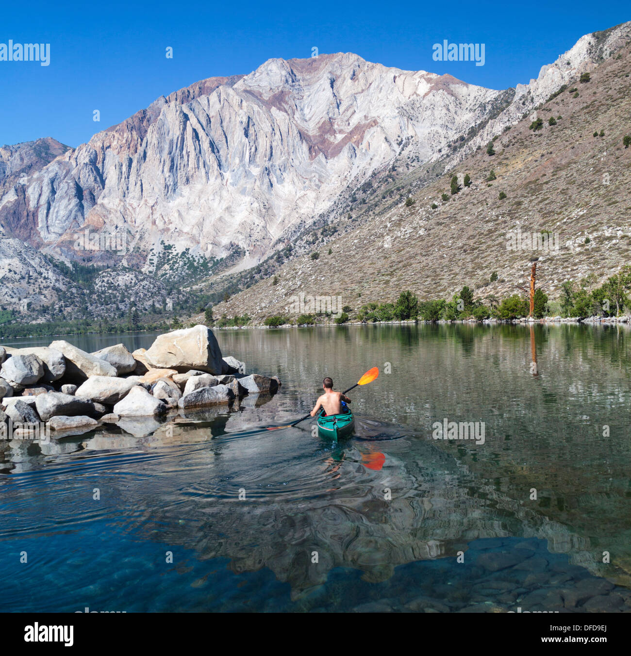 Kajaker paddelt in Convict Lake in der östlichen Sierra in Nordkalifornien Stockfoto