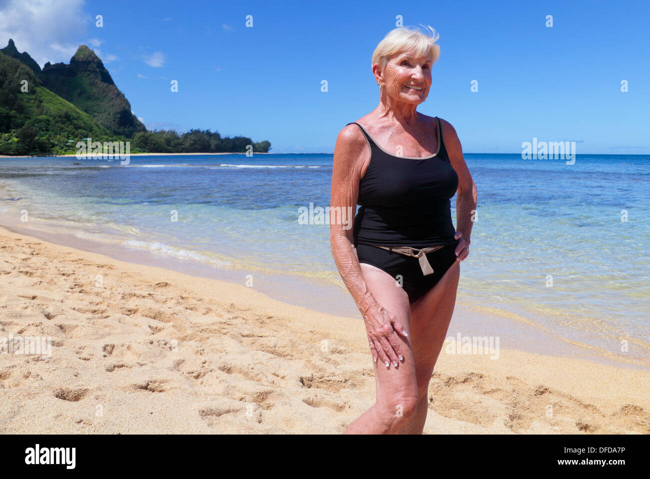 Ältere Frau genießen Tunnels Beach auf Kauai Stockfoto