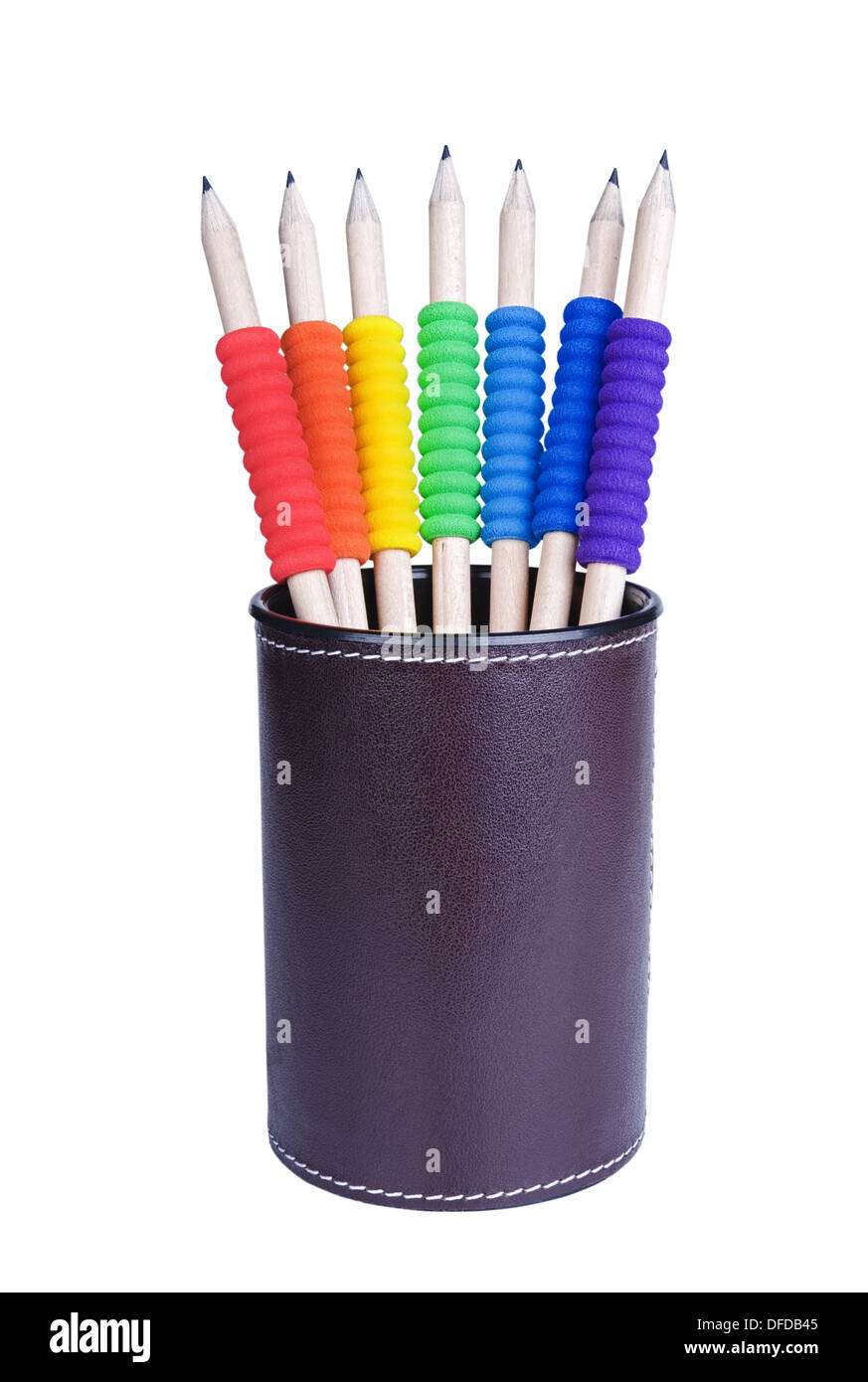Verschiedene Bleistifte mit Röhren, die verschiedene Farben auf weißem Hintergrund isoliert Stockfoto