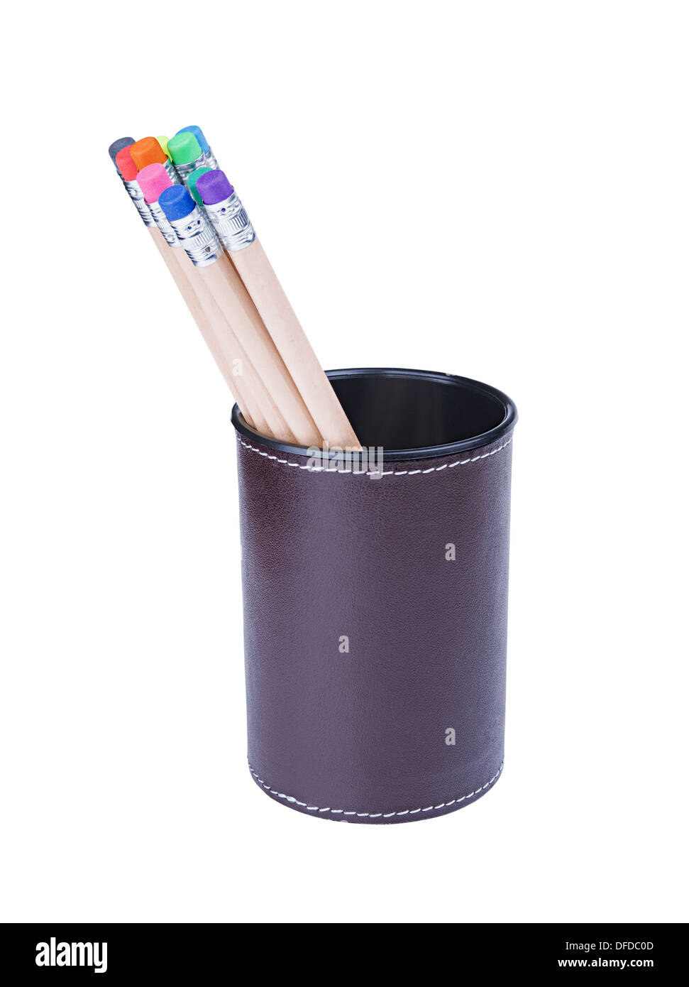 Verschiedene Bleistifte mit Radierer verschiedene Farben in einer Tasse isoliert auf weißem Hintergrund Stockfoto