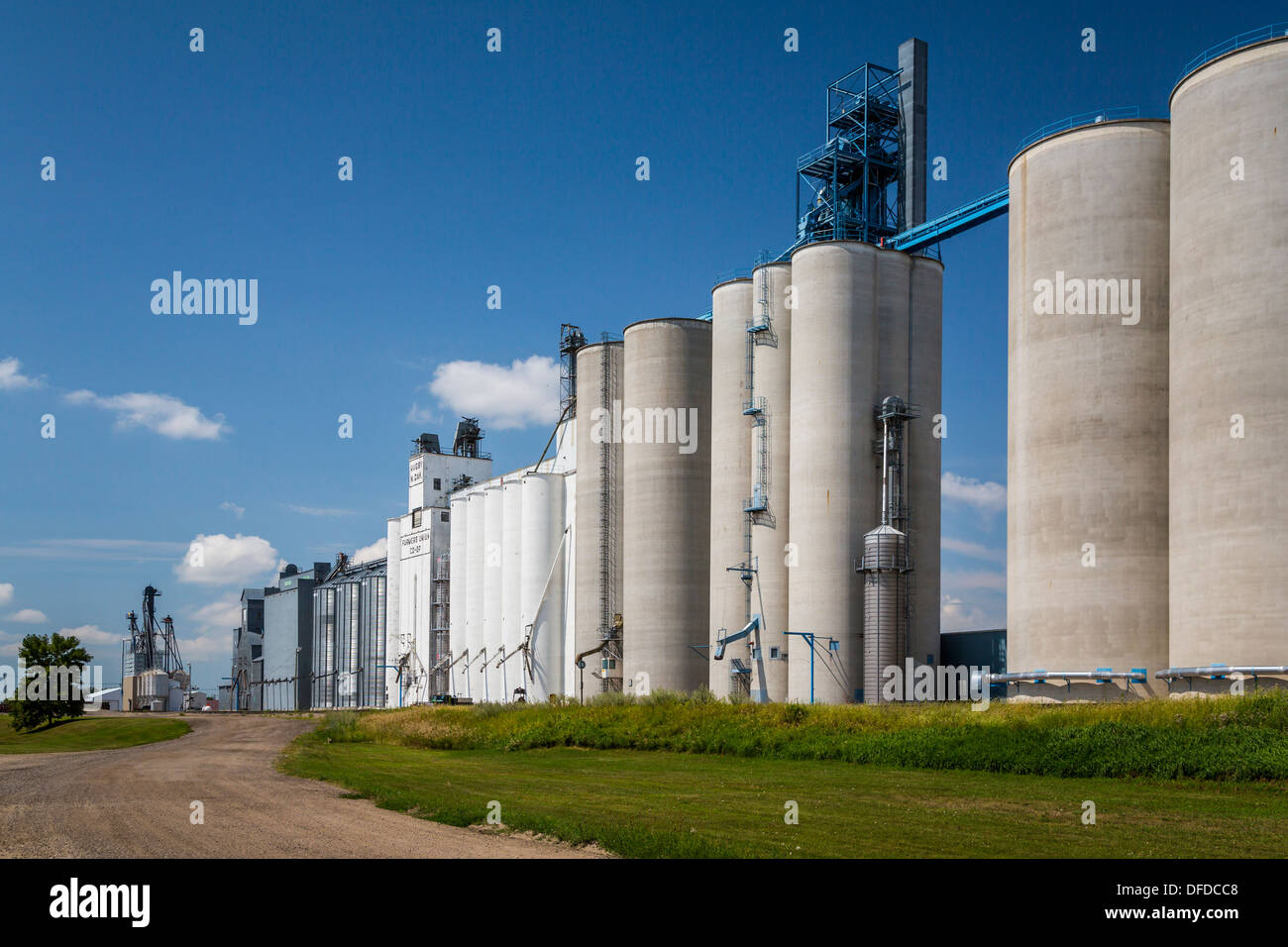 Eine große im Landesinneren Getreideterminal in Rugby, North Dakota, USA. Stockfoto