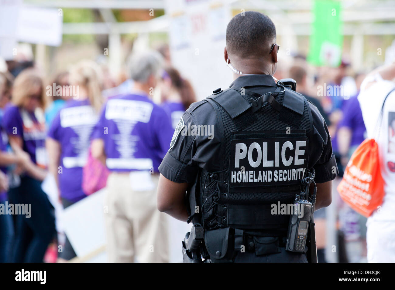 US-Homeland Security (Federal Protective Service) Polizist Überwachung eine Demonstration - Washington, DC USA Stockfoto