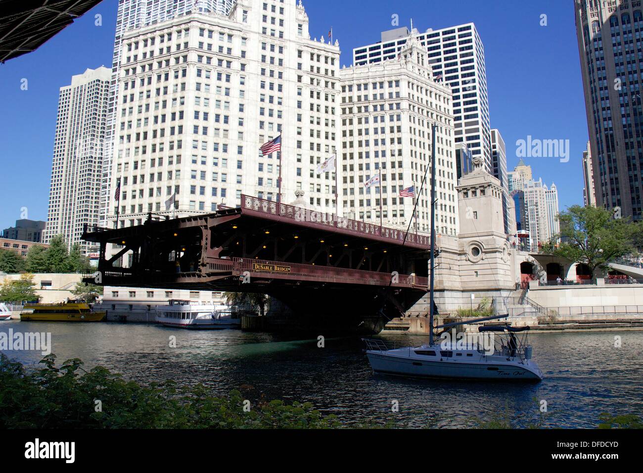 Chicago, Illinois, USA. 2. Oktober 2013. Die DuSable Brücke an der North Michigan Avenue ausgelöst, um Segelboote auf ihrem Weg vom Lake Michigan Häfen an Winter-Lagerung-Werften entlang dem Chicago Fluß übergeben zu ermöglichen. Sobald häufig angehoben, um kommerzielle Schiffe passieren zu lassen, die Brücken nun erst im Frühjahr heben und fallen bei den Open und Schließen der Segelsaison. Bildnachweis: Todd Bannor/Alamy Live-Nachrichten Stockfoto