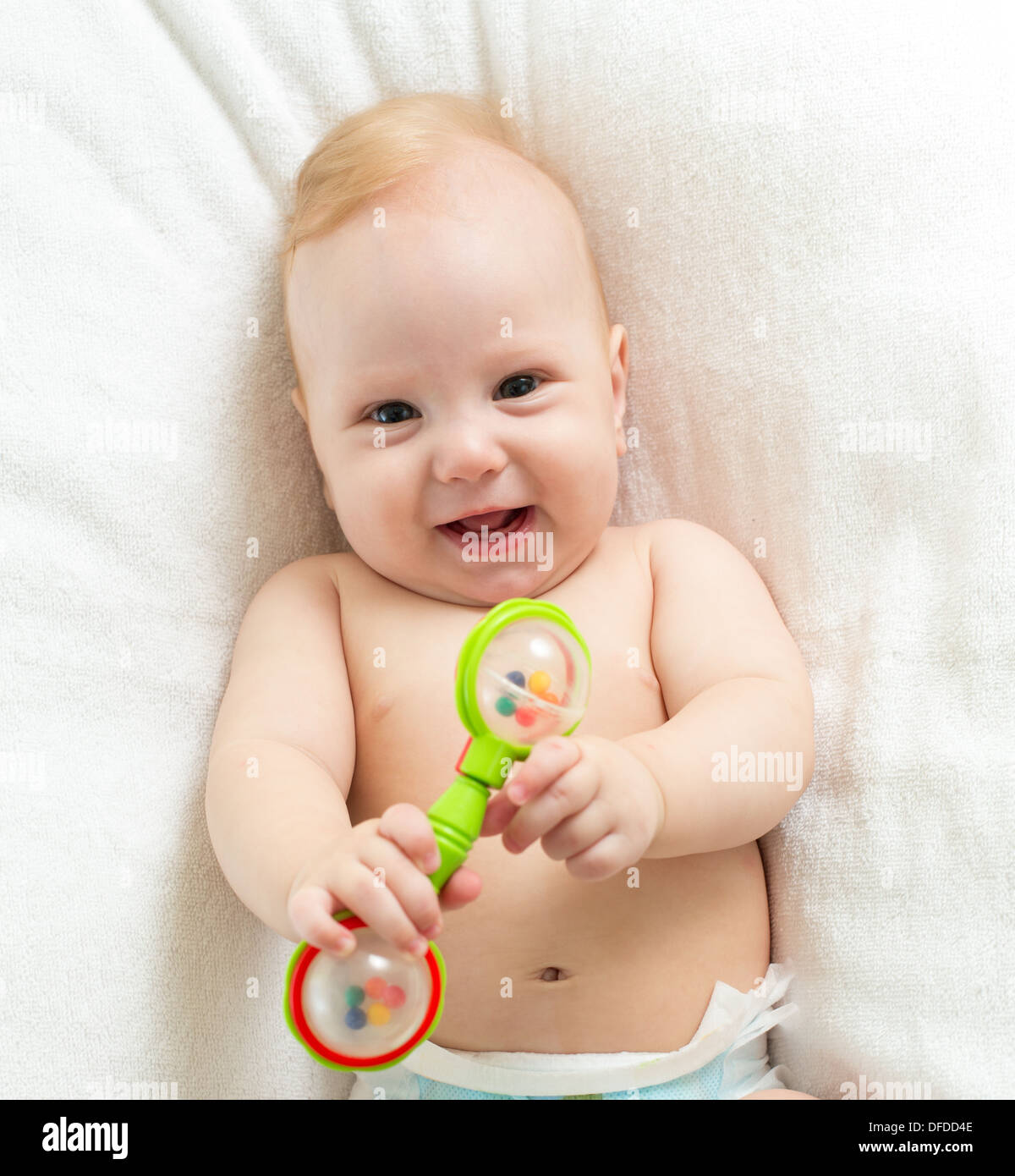 Smiling Baby Boy mit Spielzeug Stockfoto