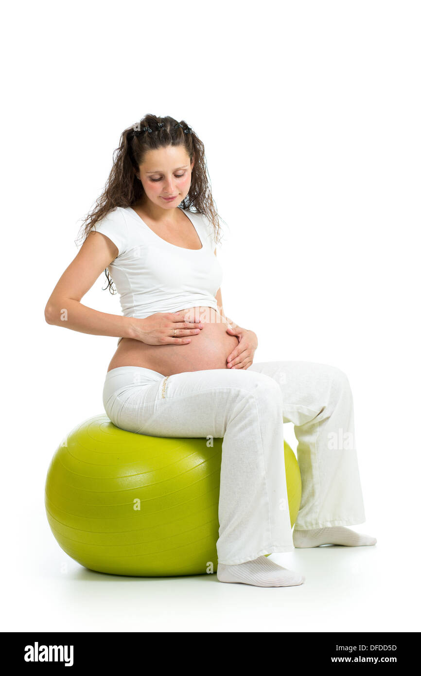 Schwangere Frau sitzen auf Fitness-Ball isoliert Stockfoto