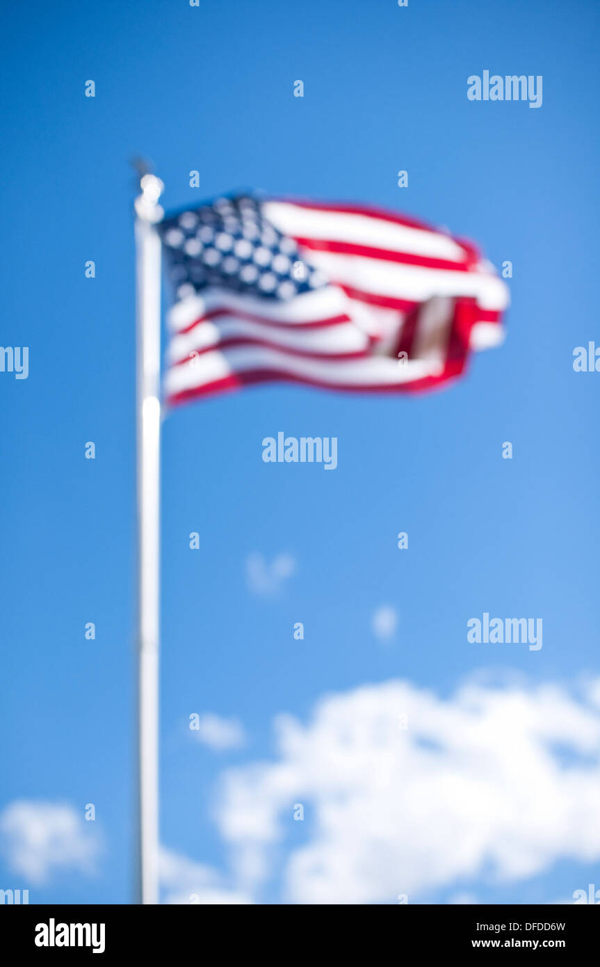 Den Sternen und Streifen – die Nationalflagge der der Vereinigten Staaten von Amerika [USA], hier unscharf gesehen. Amerikanischen Nationalflagge. Stockfoto