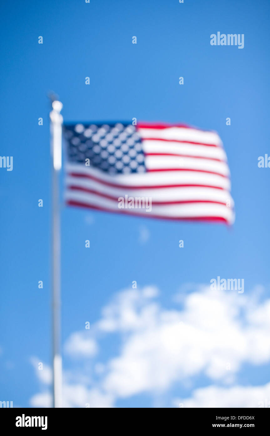 Den Sternen und Streifen – die Nationalflagge der der Vereinigten Staaten von Amerika [USA], hier unscharf gesehen. Amerikanischen Nationalflagge. Stockfoto