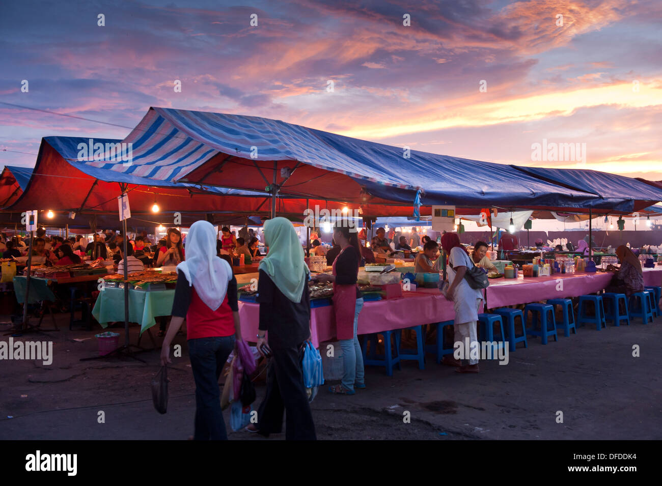 Markt bei Sonnenuntergang, Kota Kinabalu, Malaysia Stockfoto