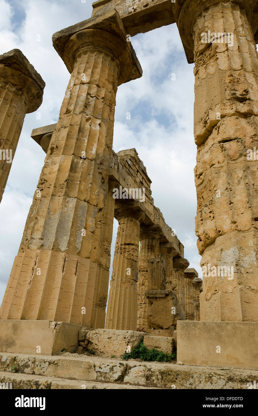 Säulen eines griechischen Tempels in Selinunte, Sizilien Stockfoto