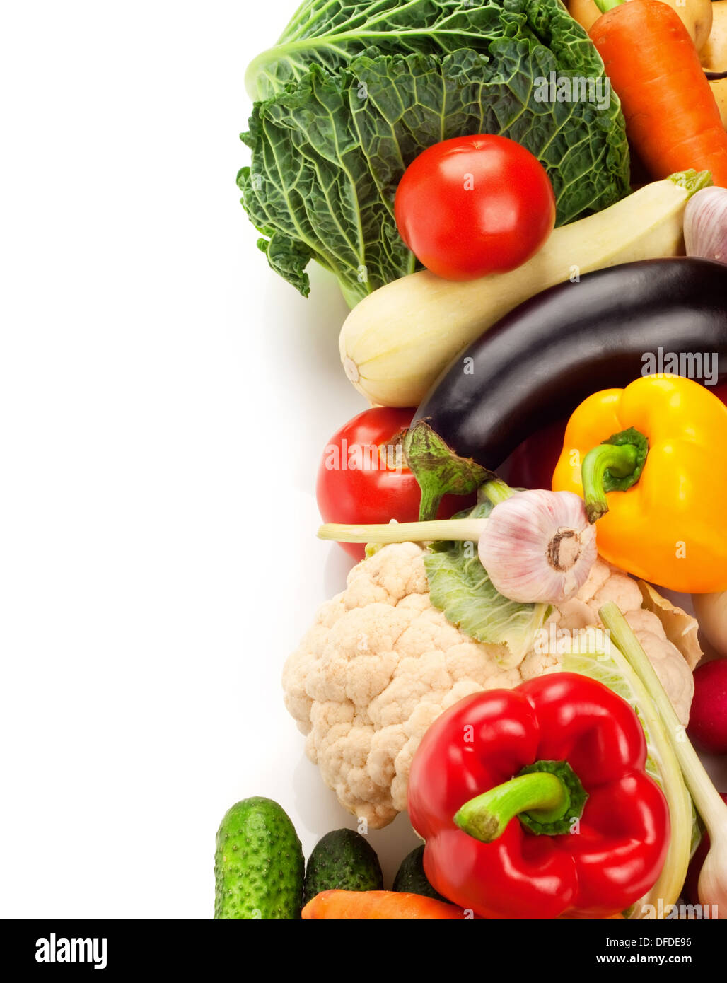 Reife Frischgemüse auf weißem Hintergrund Stockfoto