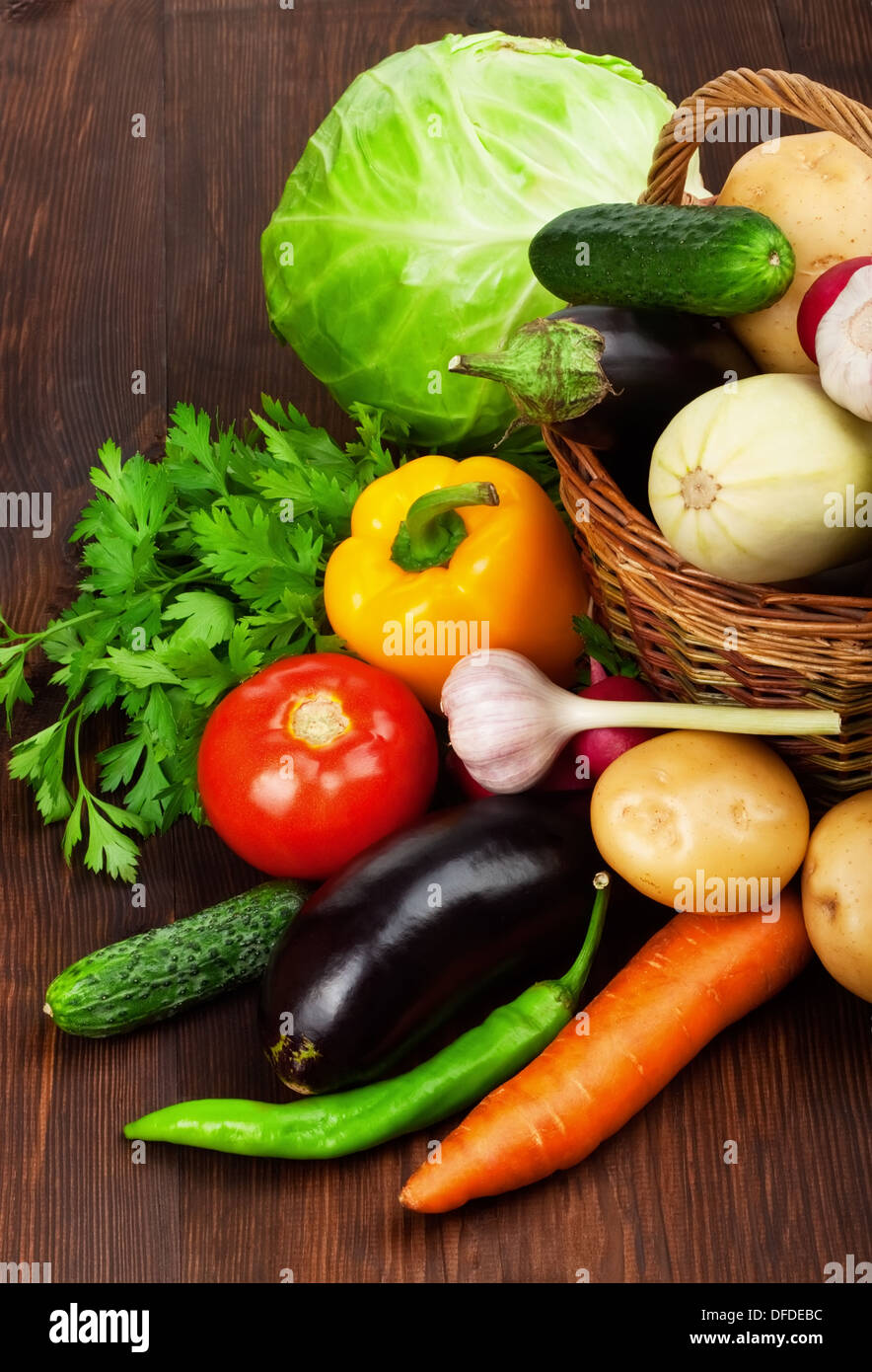 Reife Frischgemüse in einem Korb auf Holztisch Stockfoto