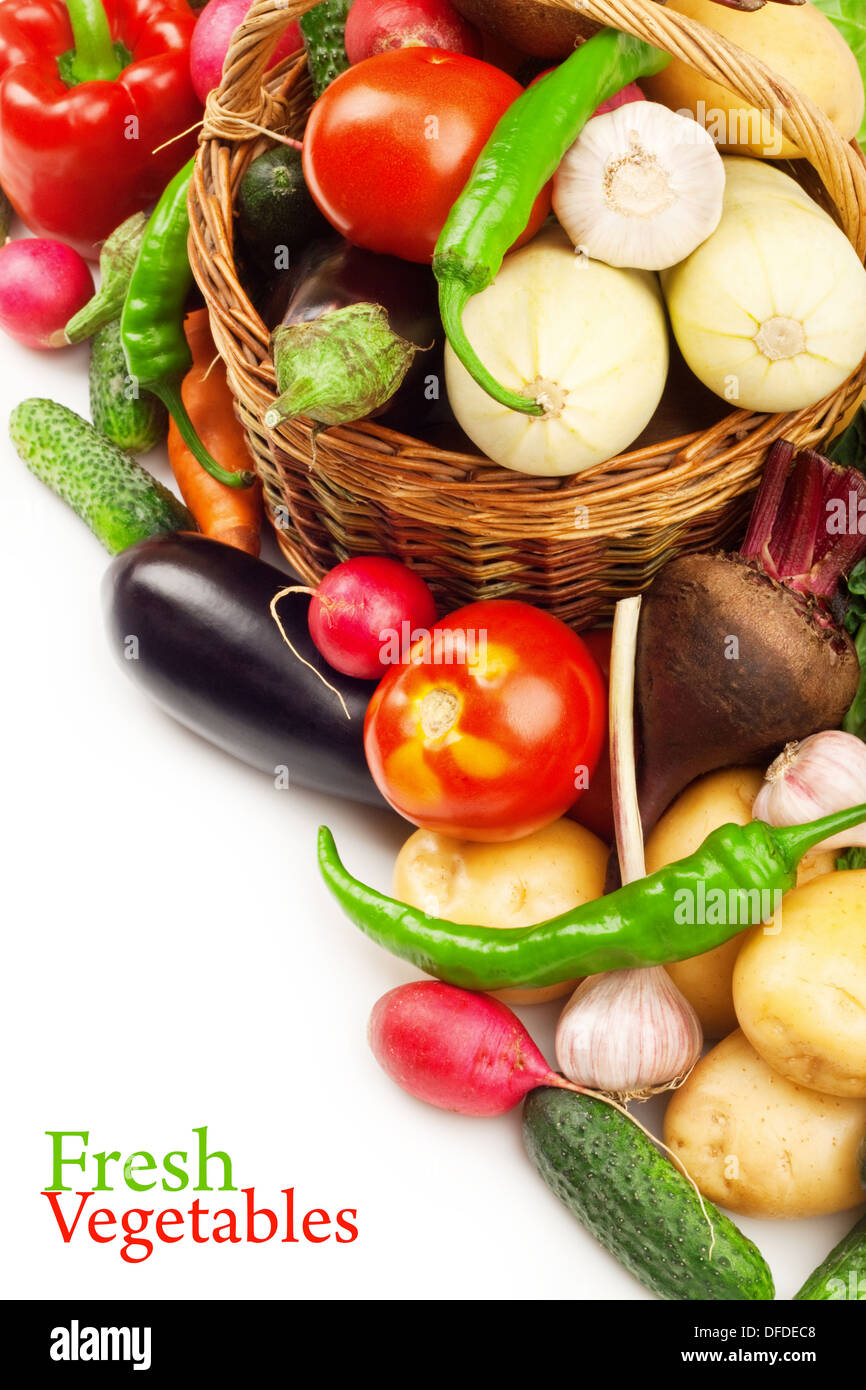 Reife Frischgemüse auf weißem Hintergrund Stockfoto