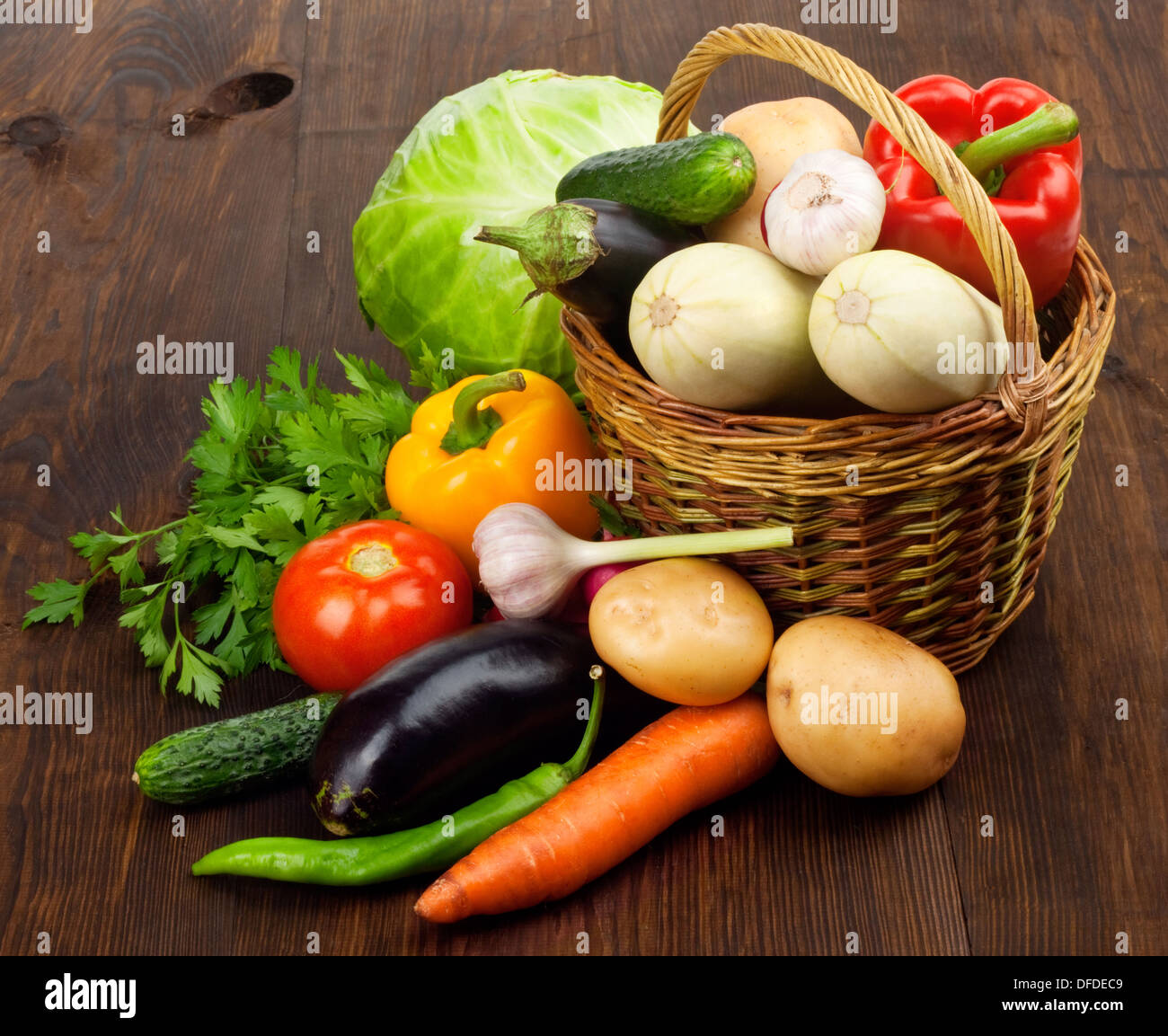 Reife Frischgemüse in einem Korb auf Holztisch Stockfoto