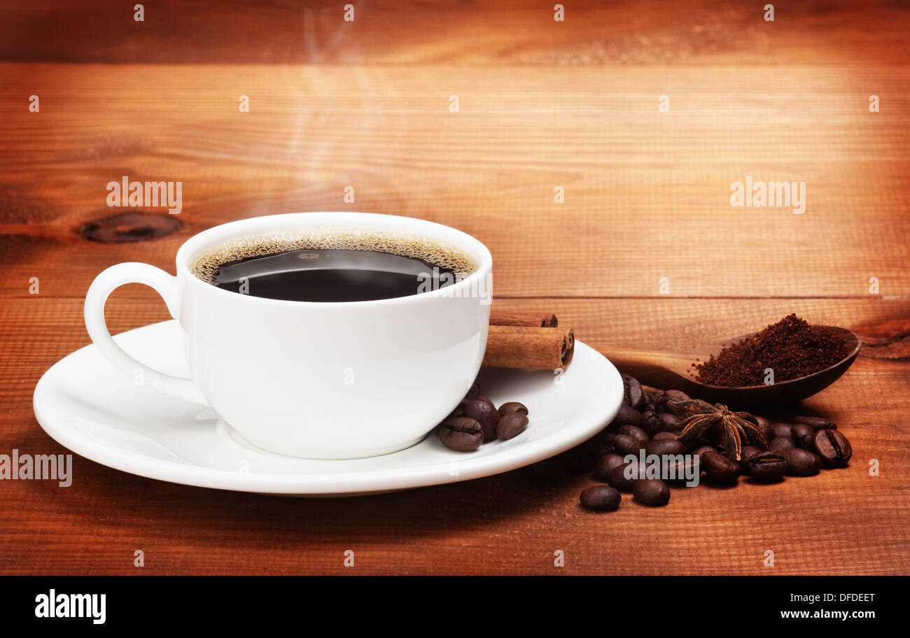 warme Tasse Kaffee auf braunem Hintergrund Stockfoto