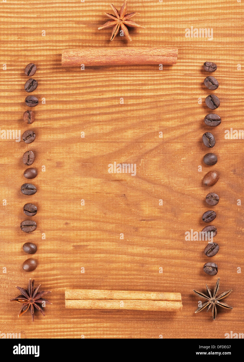 Kaffeebohnen über Holz Hintergrund Stockfoto