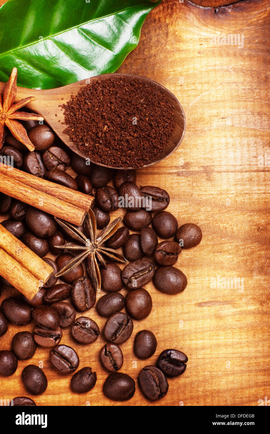 Kaffeebohnen über Holz Hintergrund Stockfoto