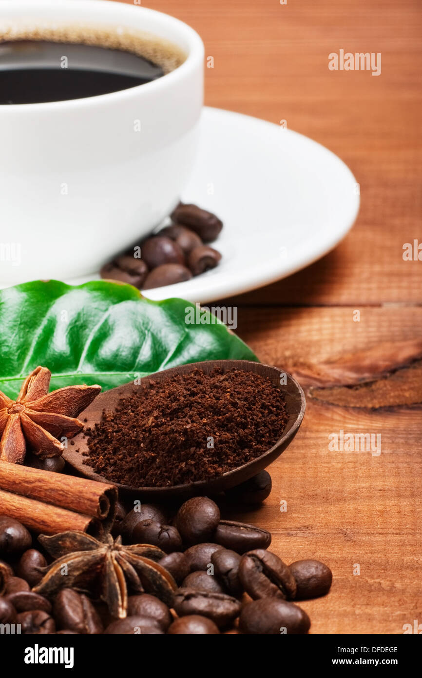 Kaffeebohnen über Holz Hintergrund Stockfoto