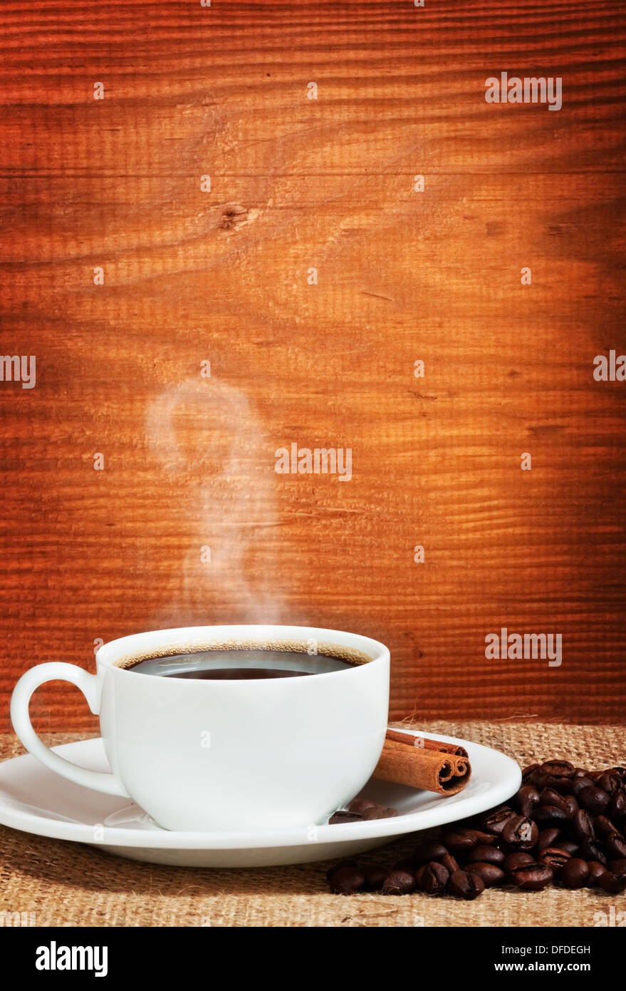 warme Tasse Kaffee auf braunem Hintergrund Stockfoto