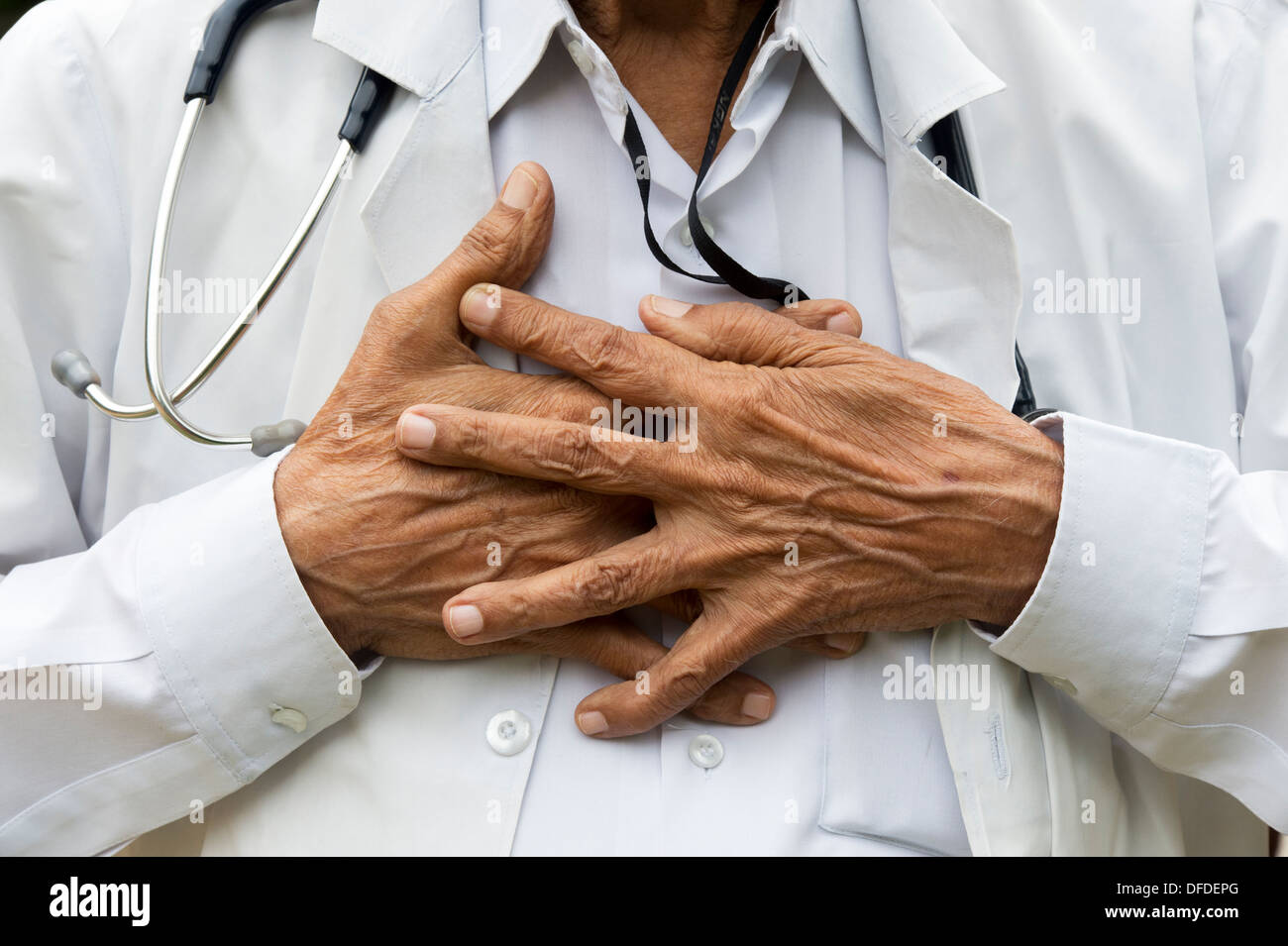 Sri Sathya Sai Baba mobile aufsuchende Krankenhausarzt mit seinen Händen auf seinem Herzen. Andhra Pradesh, Indien Stockfoto