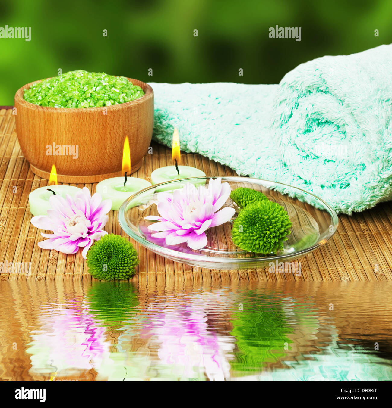 Spa-Stillleben mit Blumen Stockfoto
