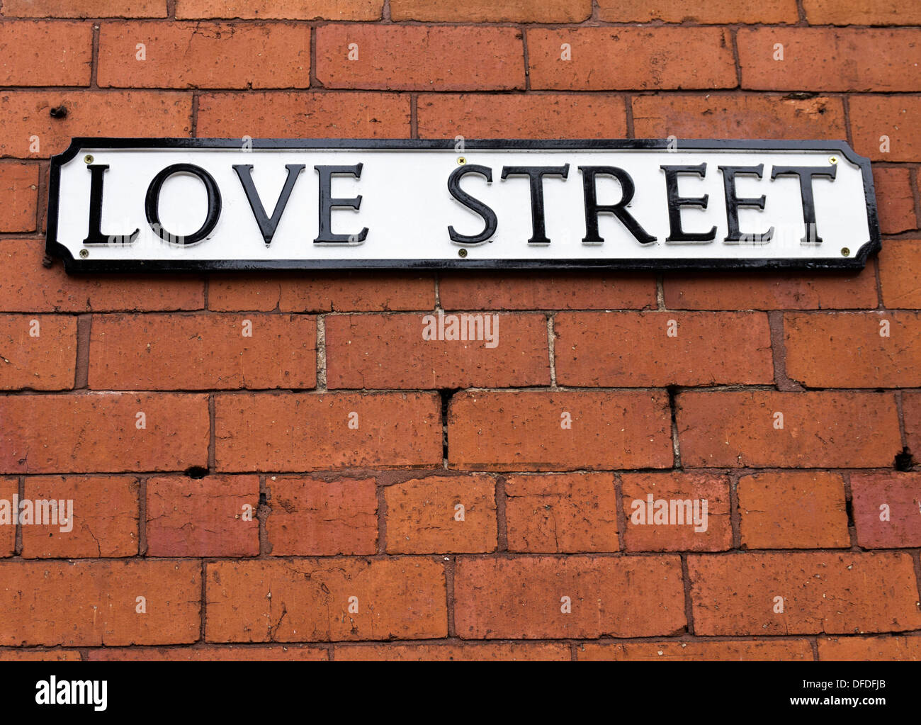 Liebe Straßenschild auf einer roten Backsteinmauer Stockfoto