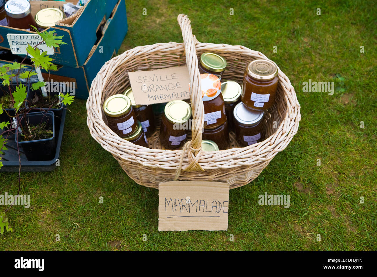 Weidenkorb hausgemachte Marmelade Marmelade auf Verkauf UK Stockfoto