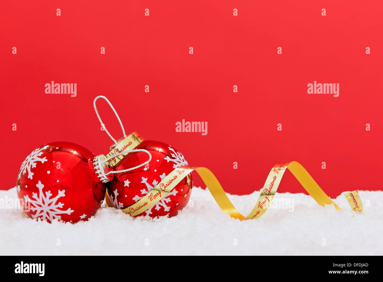 Weihnachtskugeln mit rotem Hintergrund Stockfoto
