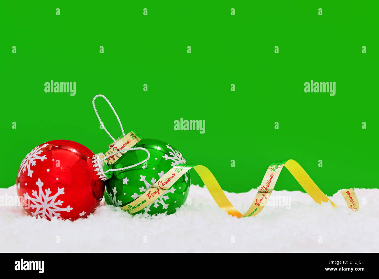 Weihnachtskugeln grün Hintergrund Stockfoto