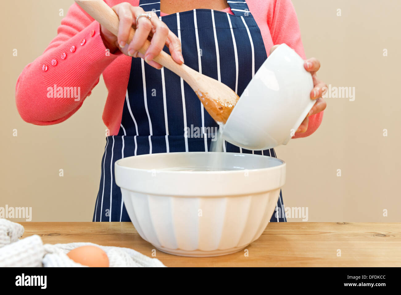 Eine Frau zu Hause in ihrer Küche machen einen Kuchen Stockfoto