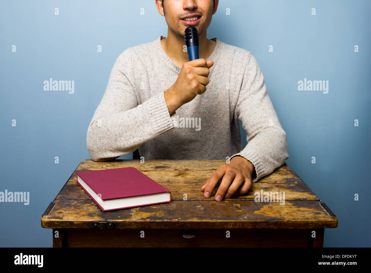 Junger Mann spricht über sein neues Buch Stockfoto