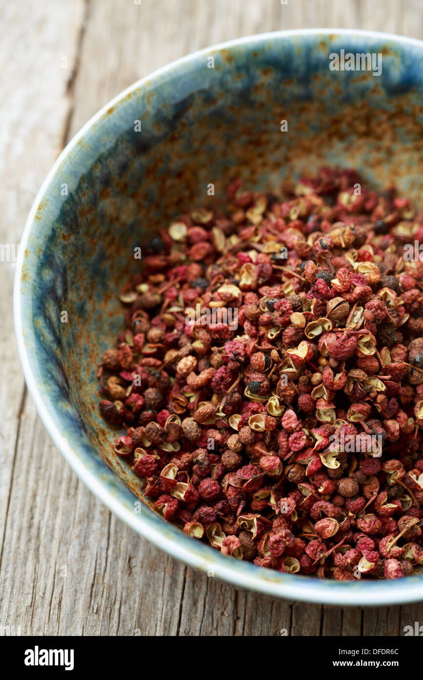 Schüssel voller Szechuan-Pfefferkörner Stockfoto