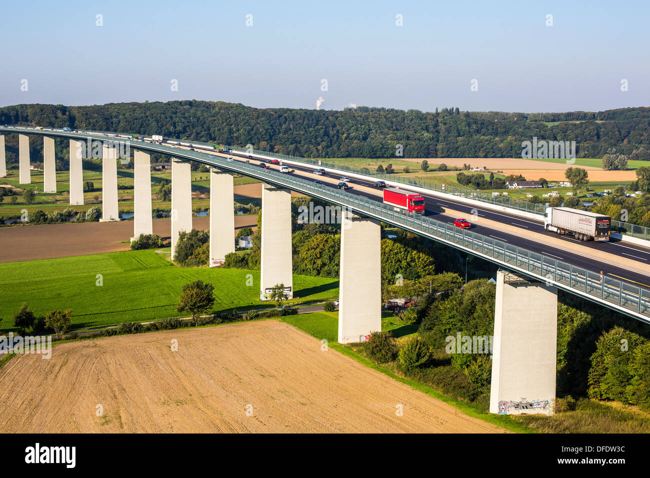 Autobahn-Brücke der A52 Autobahn, Autobahn, über Tal des Flusses Ruhr. Stockfoto