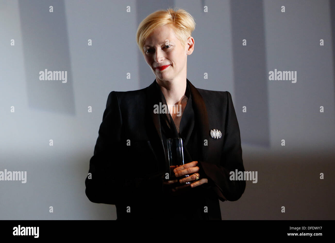 Hamburg, Deutschland. 2. Oktober 2013. Britische Schauspielerin und Oscar-Gewinner Tilda Swinton hält ihren Douglas Sirk Award auf dem Filmfest Hamburg in Hamburg, Deutschland, 2. Oktober 2013. Foto: AXEL HEIMKEN/Dpa/Alamy Live News Stockfoto